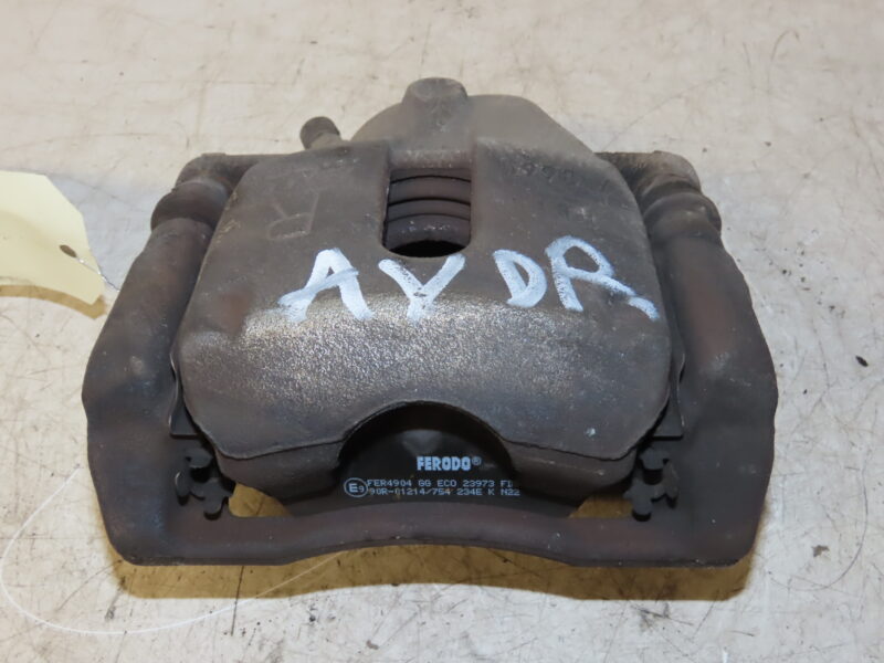 SUZUKI-ETRIER DE FREIN AVD