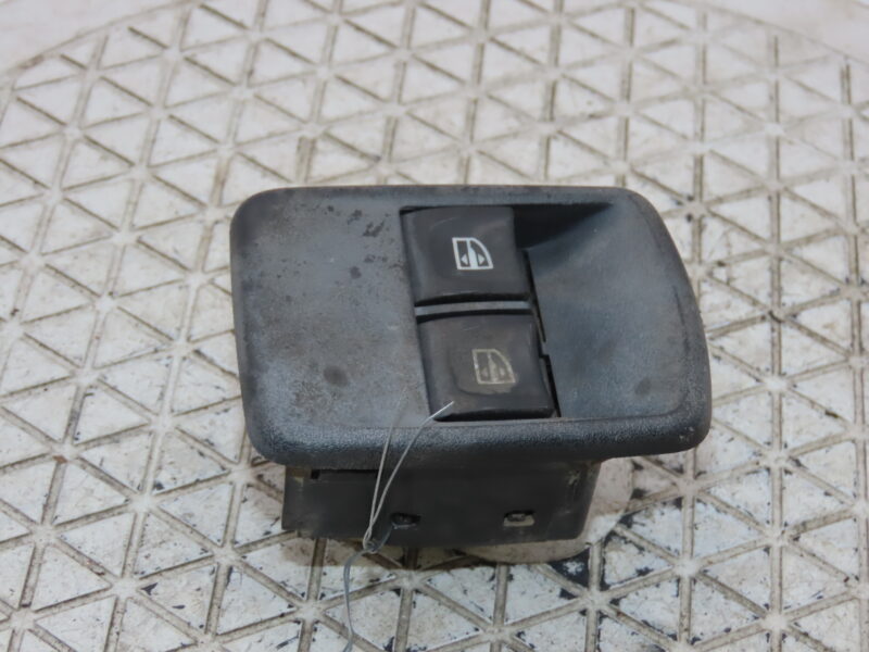 DACIA-COMMANDE LEVE-GLACE PORTE AVG